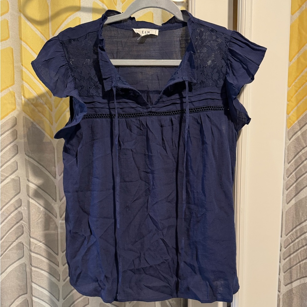 E&M flutter sleeve blouse